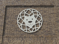 907035 Afbeelding van het beeldmerk van het Kindcentrum Leeuwesteyn op de voorgevel van het pand (Dukatonplansoen 2-4) ...